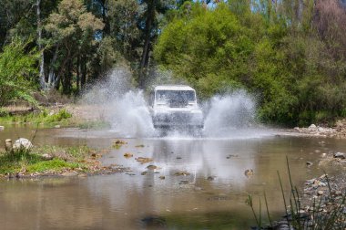 Kırsal Andalucia. İspanya. 06/10/2016. 4 x 4 arazi aracı nehir yatağı geçerken su ile hız.