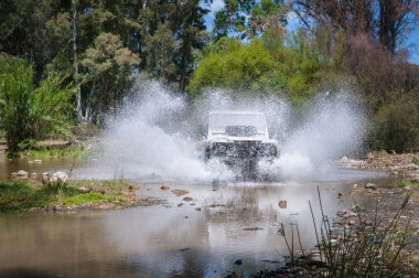 Kırsal Andalucia. İspanya. 06/10/2016. 4 x 4 arazi aracı nehir yatağı geçerken su ile hız.