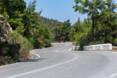 Bir curvy, bendy yolda. Ormanı yamaca açık yol. 