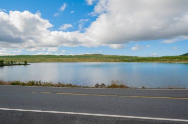 Açık yol. Boş yol kırsalında hiçbir trafik. Kırsal manzara. Ryfylke Manzaralı yoldan. Norveç. Europe.