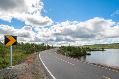 Açık yol. Bendy yol. Boş yol kırsalında hiçbir trafik. Kırsal manzara. Ryfylke Manzaralı yoldan. Norveç. Europe.