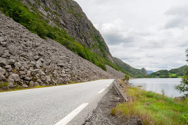 Açık yol. Boş yol kırsalında hiçbir trafik. Kırsal manzara. Ryfylke Manzaralı yoldan. Norveç. Europe.