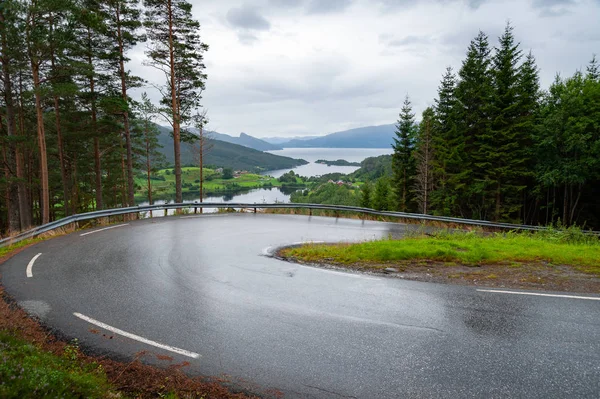 Açık yol. Bir bendy, virajlı yolda. Boş yol yağmurlu gün kırsalında hiçbir trafik. Kırsal manzara. Ryfylke Manzaralı yoldan. Norveç. Europe.