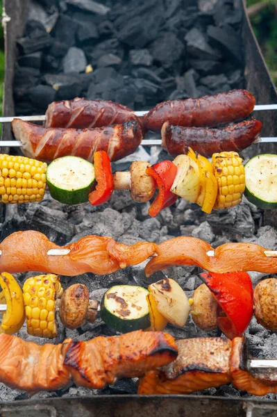 Verscheidenheid Van Vlees Vis Plantaardige Ingrediënten Metalen Spiesen Houtskoolgrill Geplaatst — Stockfoto