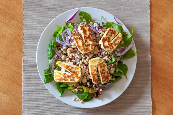 Taze ve sağlıklı sebze salatası ve üstünde ızgara halloumi keçi peyniri.. 