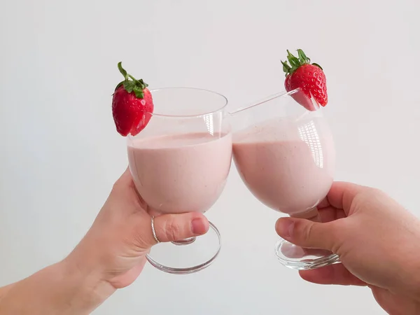 Pärchenhände Halten Gläser Mit Erdbeer Buttermilch Cocktail Die Höhe Prost — Stockfoto