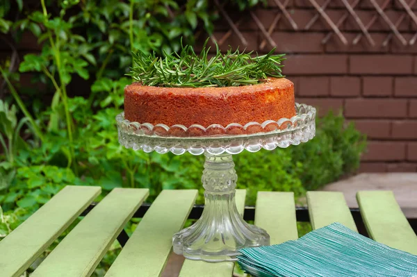 Egy Tökéletes Házi Sütött Szivacs Torta Rozmaringfűszerekkel Díszítve Kristályállványon Zöld — Stock Fotó