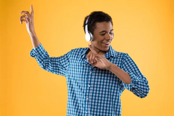 Feliz adolescente afro-americano em fones de ouvido — Fotografia de Stock