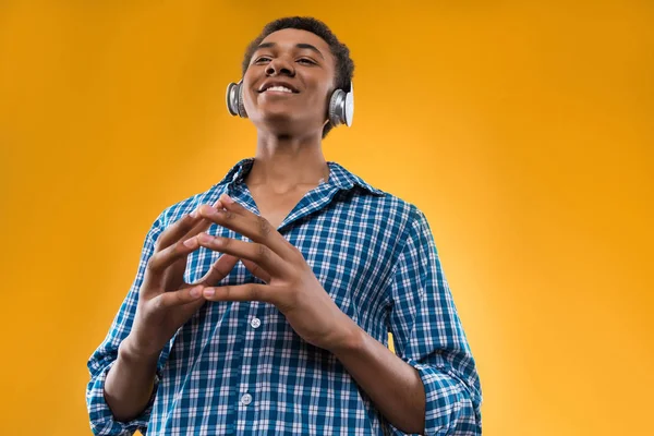 Afro Amerikai Tini Fejhallgató Meditál Hallgatva Természet Elszigetelt Sárga Háttér — Stock Fotó