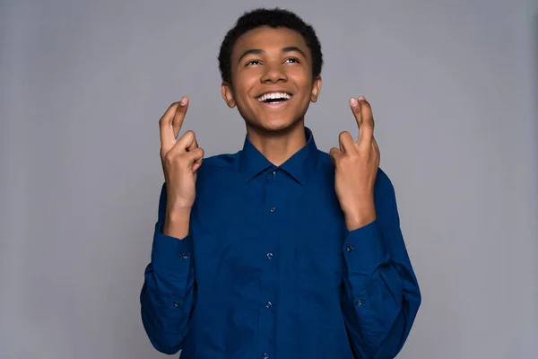 Joyful Afro amerikansk tonåring gör önskar — Stockfoto
