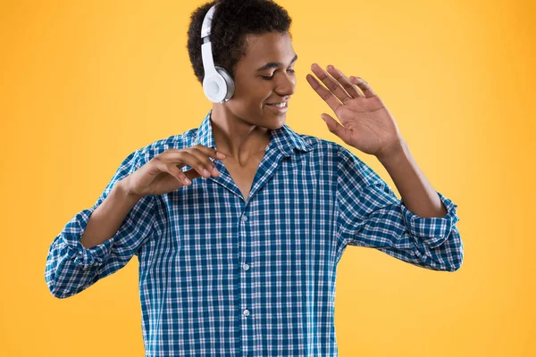 Feliz adolescente afro-americano em fones de ouvido dançando — Fotografia de Stock