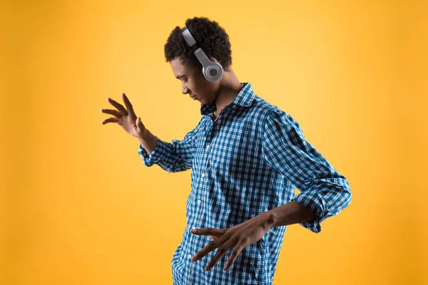 Afro-Amerikaanse tiener hoofdtelefoon is dansen. — Stockfoto