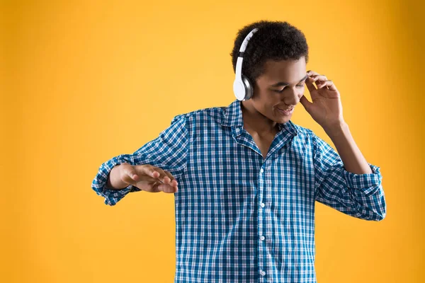 Afro-Amerikaanse tiener hoofdtelefoon is dansen. — Stockfoto