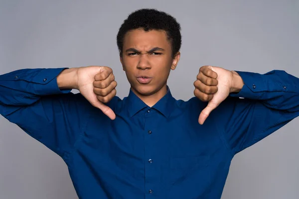 Unzufriedener afrikanischer Teenager zeigt Geste — Stockfoto