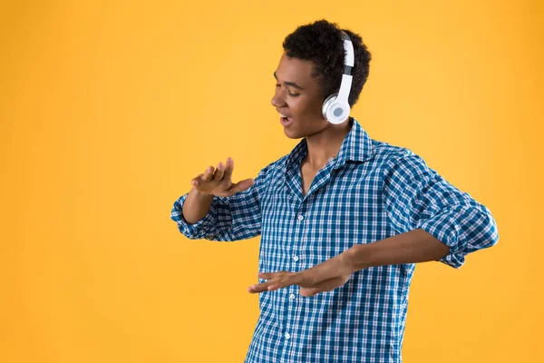快乐的美国黑人少年在耳机跳舞 在黄色背景下被隔离 工作室肖像 — 图库照片