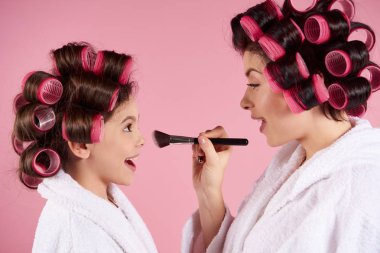 Güzel anne ve kızı genç curlers içinde