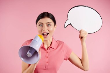 Genç kadın megafon duyurdu