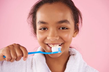 Yakın çekim. Mutlu Afrikalı-Amerikalı genç kız