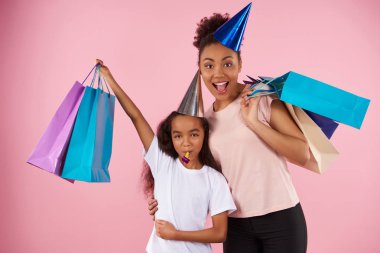 Afro Amerikalı anne ve kızı tatil kapaklar