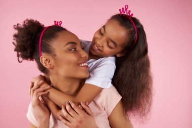 Afro Amerikan kızı ve anne sham kron