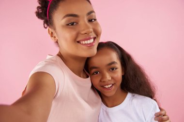 Afro Amerikalı anne ve kızı sham kron içinde