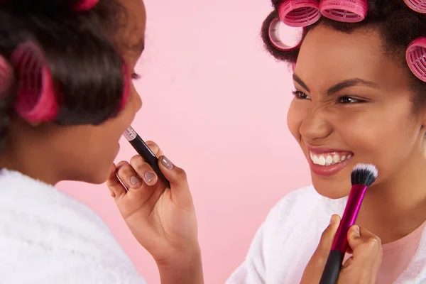 Afroamericana niña y mamá con rulos —  Fotos de Stock