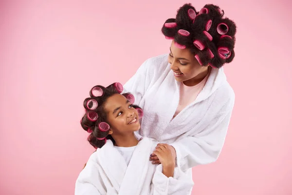 Schöne Mutter und Tochter in Bademänteln — Stockfoto