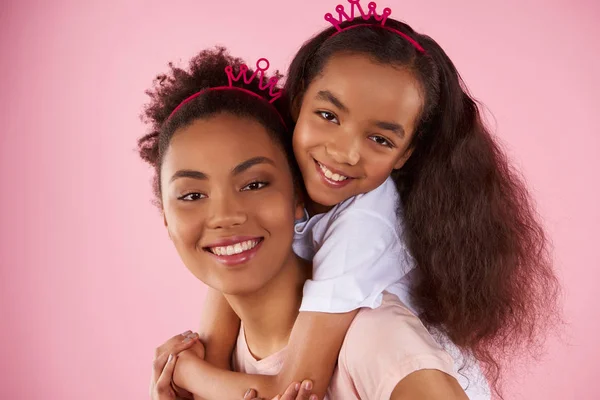 Afroamerikanische Tochter und Mutter in Scheinkronen — Stockfoto