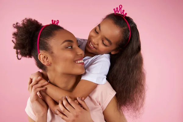 Afroamerikanische Tochter und Mutter in Scheinkronen — Stockfoto