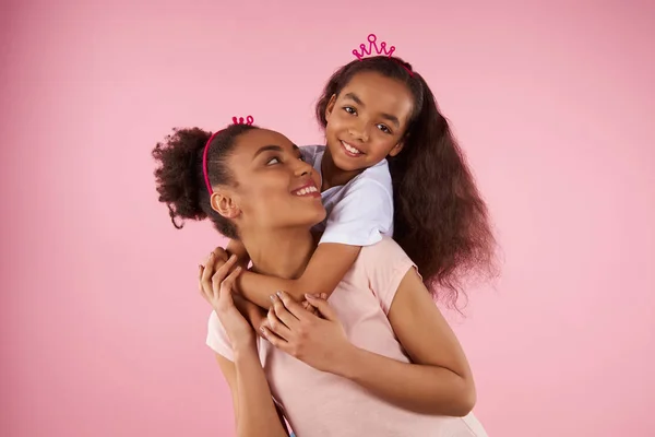 Afro American daughter on piggy back ride — Stock Photo, Image