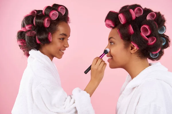 Afrikanisch amerikanisch kleine mädchen doing make-up mit mutter — Stockfoto