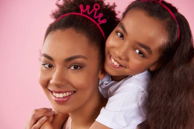 Afro Amerikan kızı ve anne sham kron