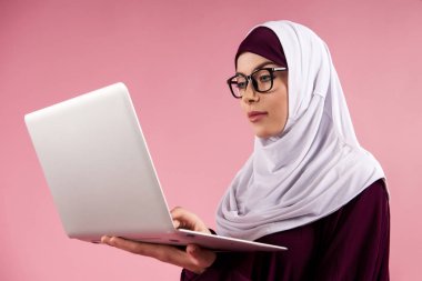 Arap akıllı kadın türban türü metin olarak bir dizüstü bilgisayar. Kadın yazar kavramı.