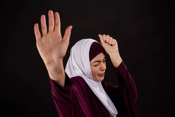 Arabische bang vrouw in hijab verdedigt zichzelf. — Stockfoto