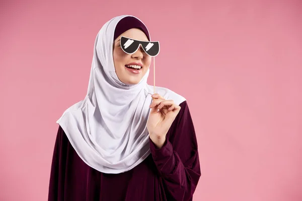 Mujer árabe en hijab sonríe con gafas falsas . — Foto de Stock