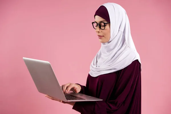 Arabische slimme vrouw in hijab Typ tekst op een laptop. Vrouwelijke schrijver concept. — Stockfoto