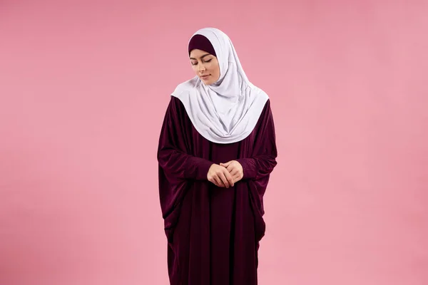 Mujer joven árabe en hijab está mirando hacia abajo . — Foto de Stock