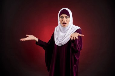 Türban Arap kadın öfke ifade eder.