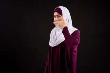 Türban Arap kadın ağzını elleriyle kapsar.