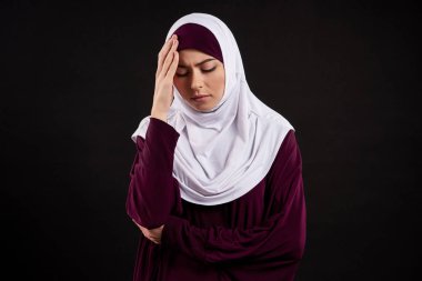 Türban Arap genç kadın baş ağrısı vardır.