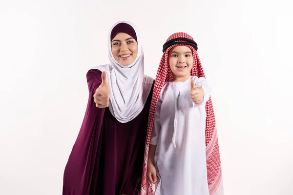 Arabisk pojke och kvinna i hijab visar tummen. — Stockfoto