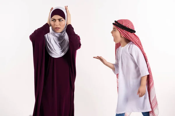 Árabe chico está discutiendo con madre en hijab . — Foto de Stock