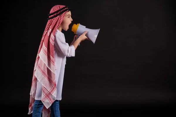 Arabische jongen in keffiyeh schreeuwt in Megafoon. — Stockfoto