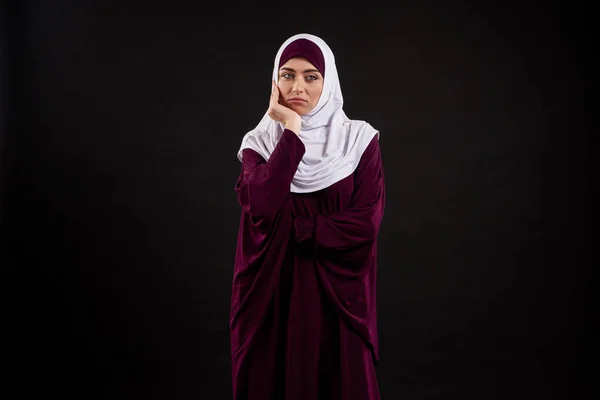 Mujer árabe en hijab expresar aburrimiento . — Foto de Stock