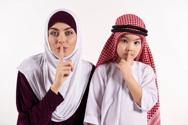 Arabische jongen en vrouw in hijab Toon gebaar rustig. — Stockfoto