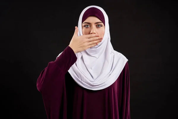 Arabische Vrouw Hijab Dekt Mond Met Den Palm Vereerd Geïsoleerd — Stockfoto
