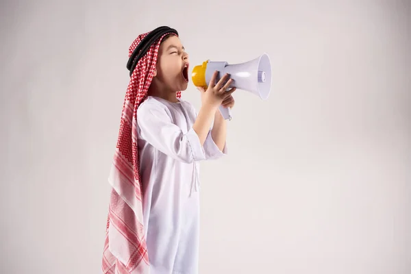 Arabische jongen in keffiyeh schreeuwt in Megafoon. — Stockfoto