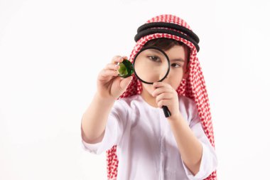 Değerli taş keffiyeh Arap çocuk inceliyor