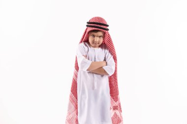 Keffiyeh Arap hoşnutsuz çocuk duruyor