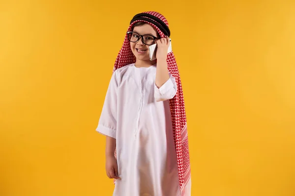Arabové chytrý chlapec v kufiya rozhovoru na smartphone. — Stock fotografie